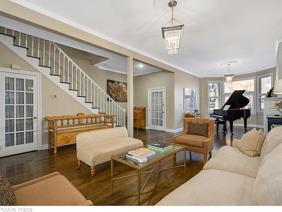 5th image of 833 W Wrightwood Ave