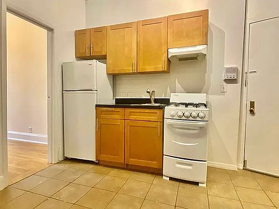 5th image of 117 Christopher St APT 1