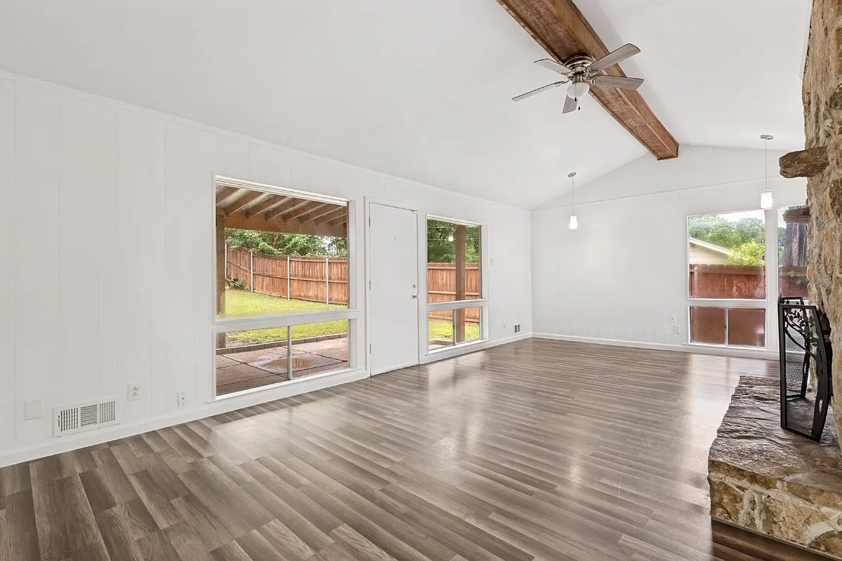 3 bed, 2.0 bath, 1549 sqft, $2,299 — Photo 4