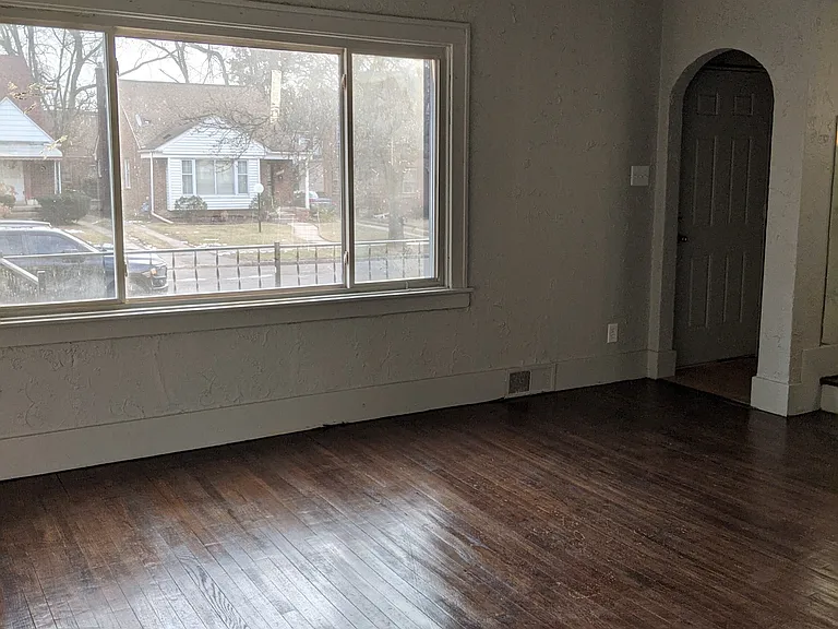 16583 Archdale St — Photo 3