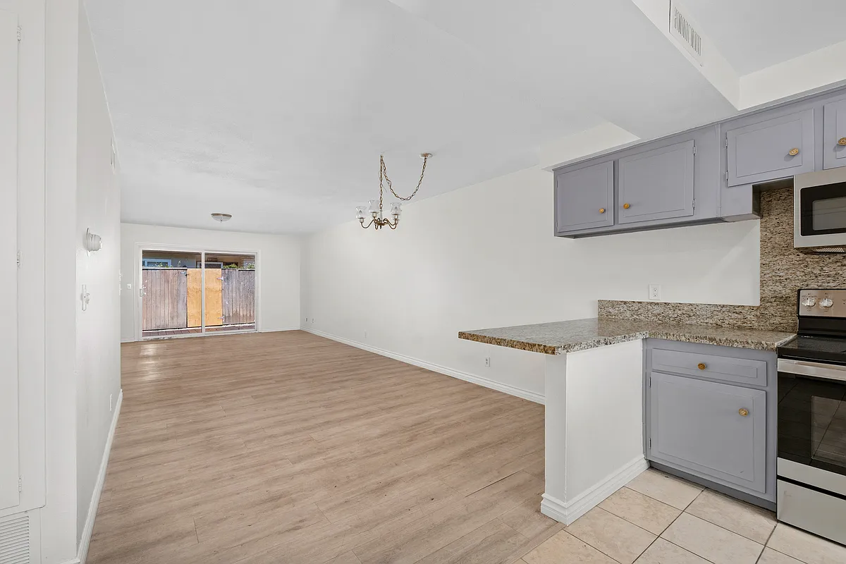 2 bed, 1000 sqft, $2,995 — Photo 2