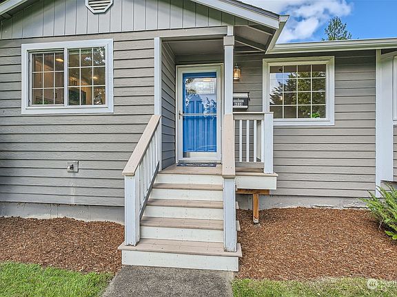 3rd image of 4038 Tacoma Avenue S
