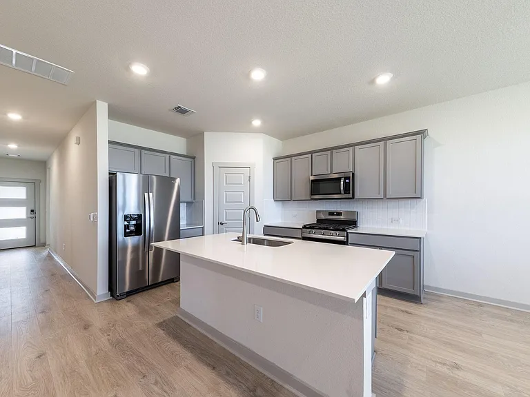 2416 Tucker Ln — Photo 2
