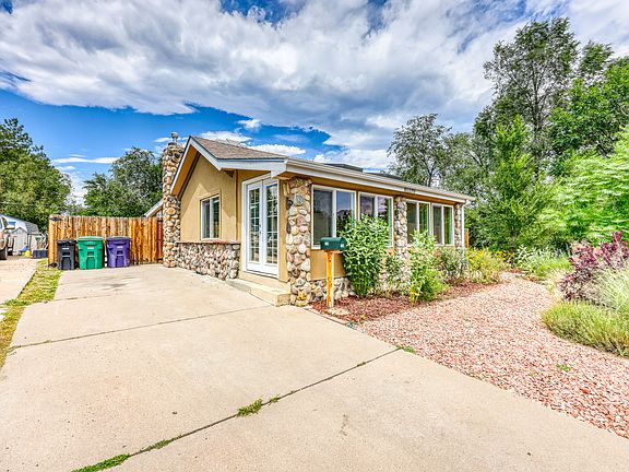 Driveway for 2 cars with ample free 
street parking