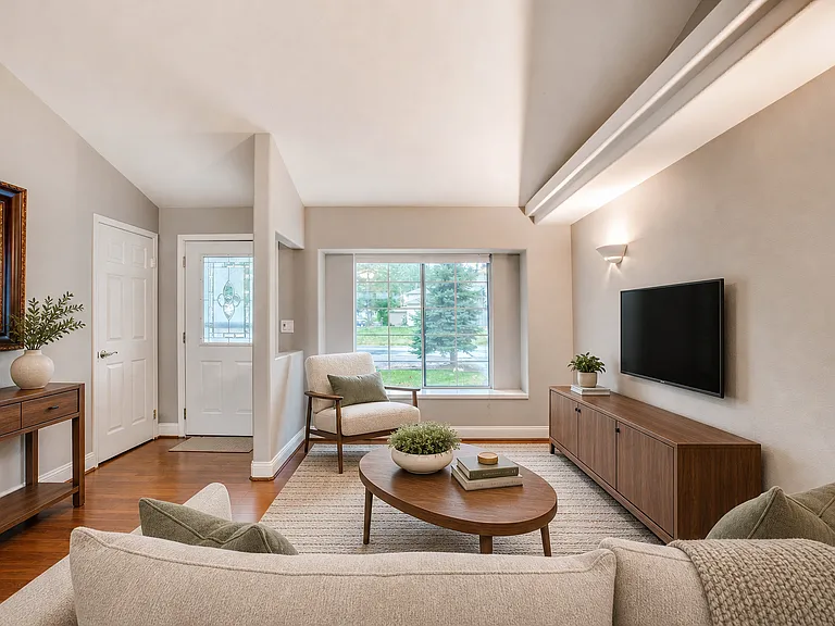22935 NE 24th Pl — Photo 3