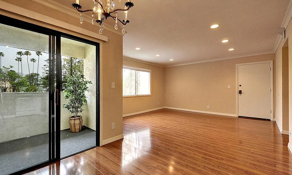 2 bed, 900 sqft, $2,700 — Photo 4