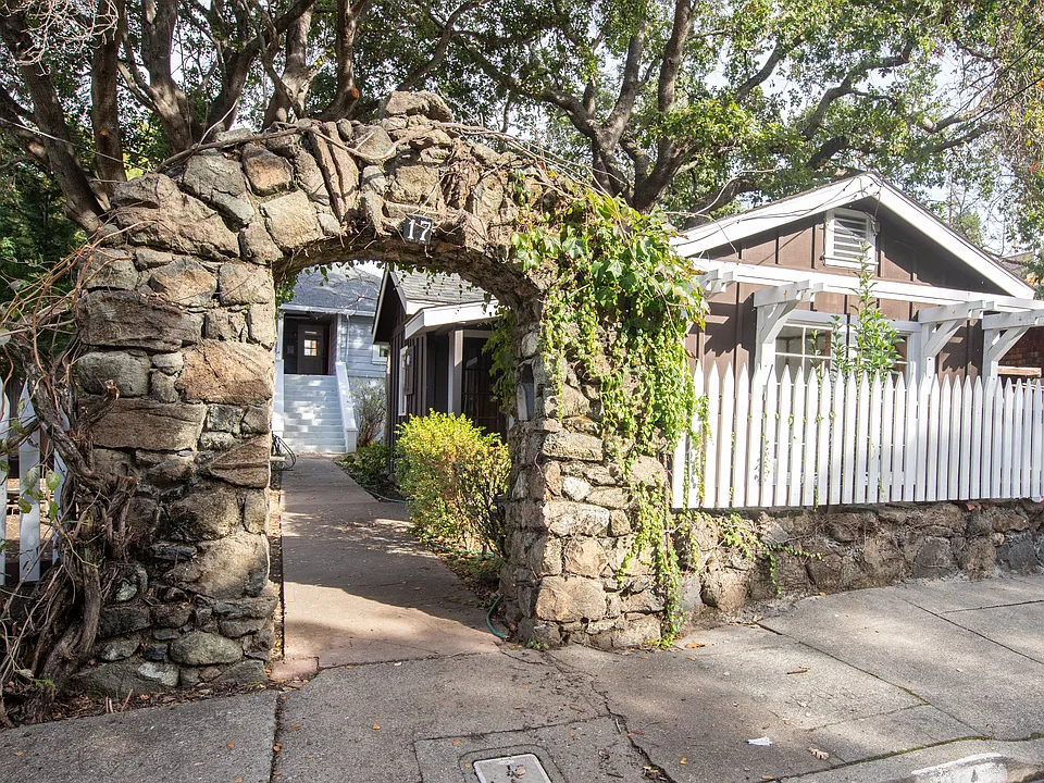 17 Hill Ave #A