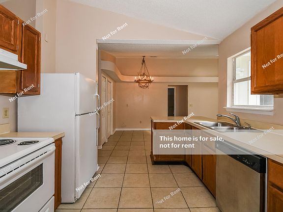 3rd image of 2118 Hovington Cir W