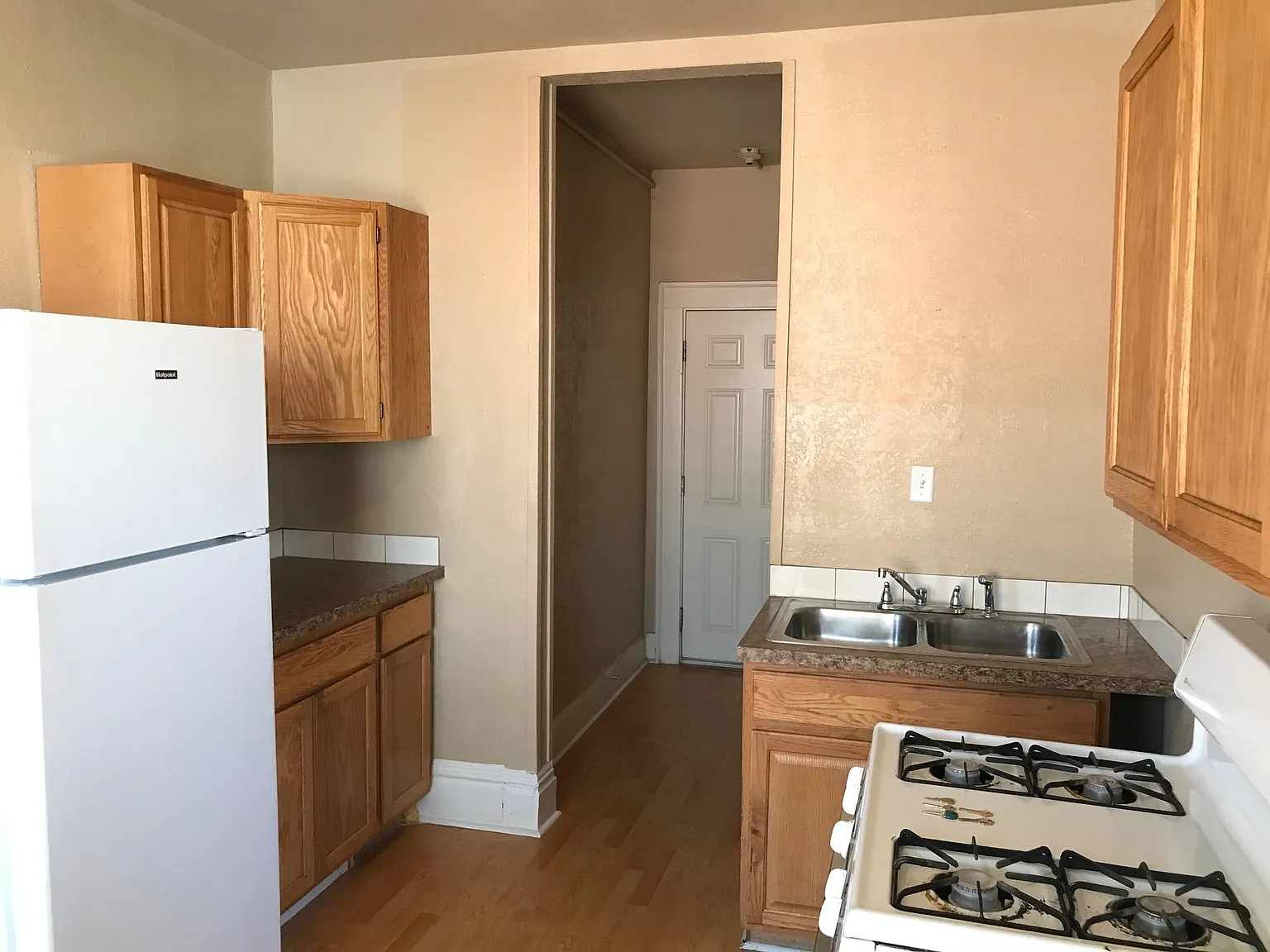 2 bed, 700 sqft, $1,100 — Photo 2