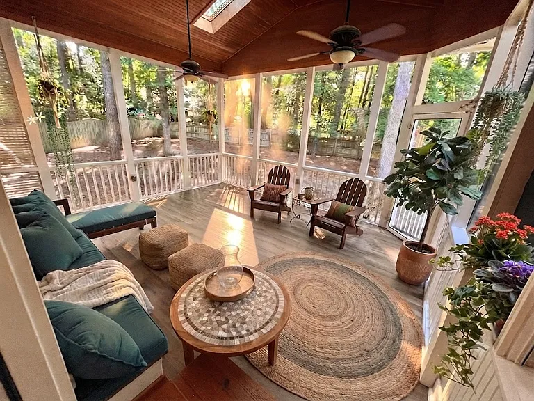 Large Screened in Porch w/Brand New LVP-Virtully Staged