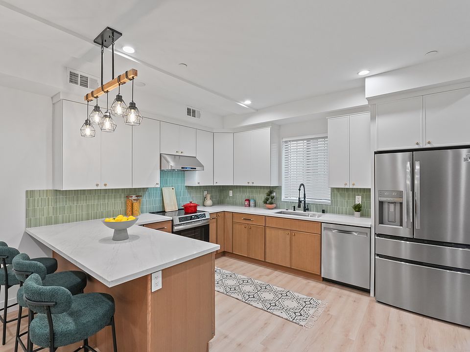 1st image of 1363 W 35th Pl #1367