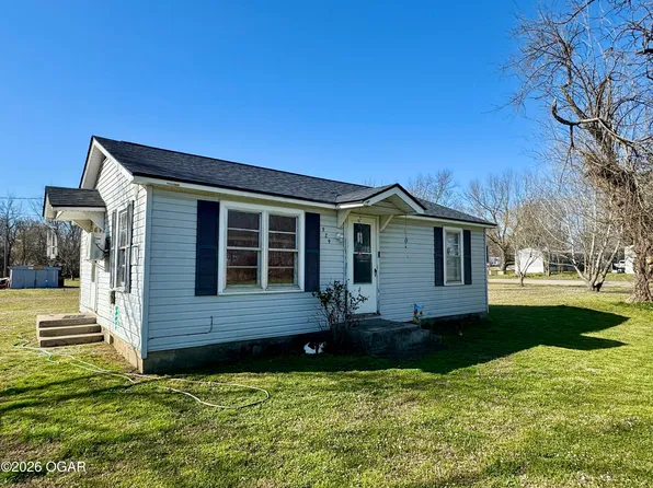 929 W 10th St, Baxter Springs, KS 66713