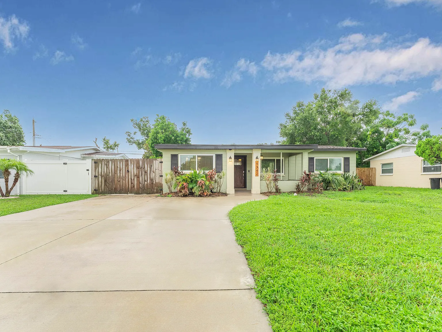 3 bed, 1.0 bath, 915 sqft, $2,350 — Photo 3