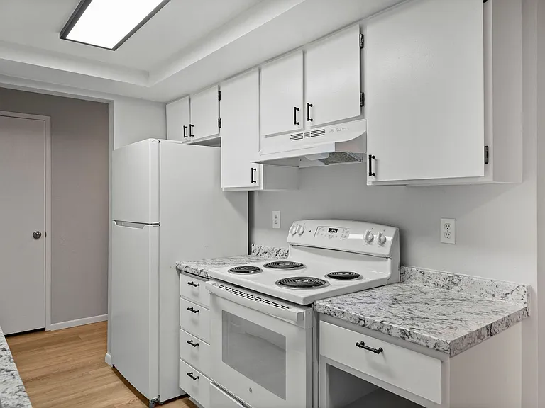 River Court Apartments - Updated Units With A View! — Photo 18