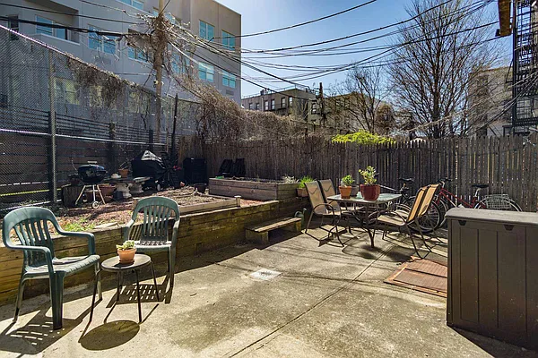 Rented by Century 21 Metropolitan | media 3