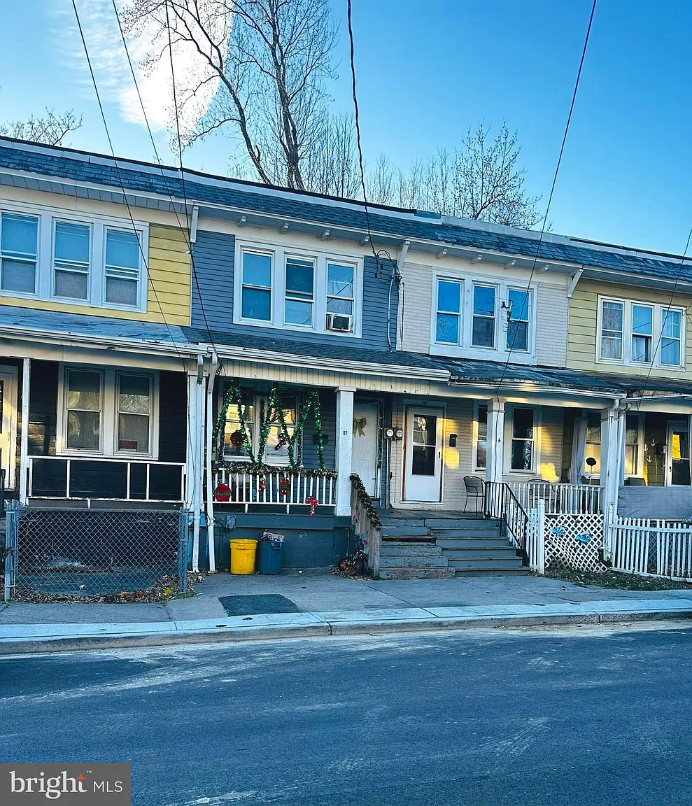 87 Vine St photo 1