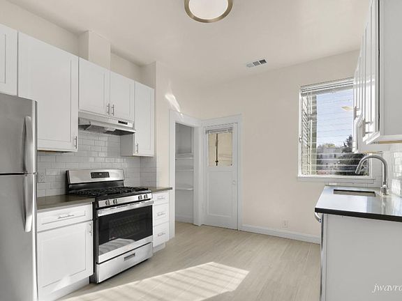 4th image of 610 Ashbury St #612