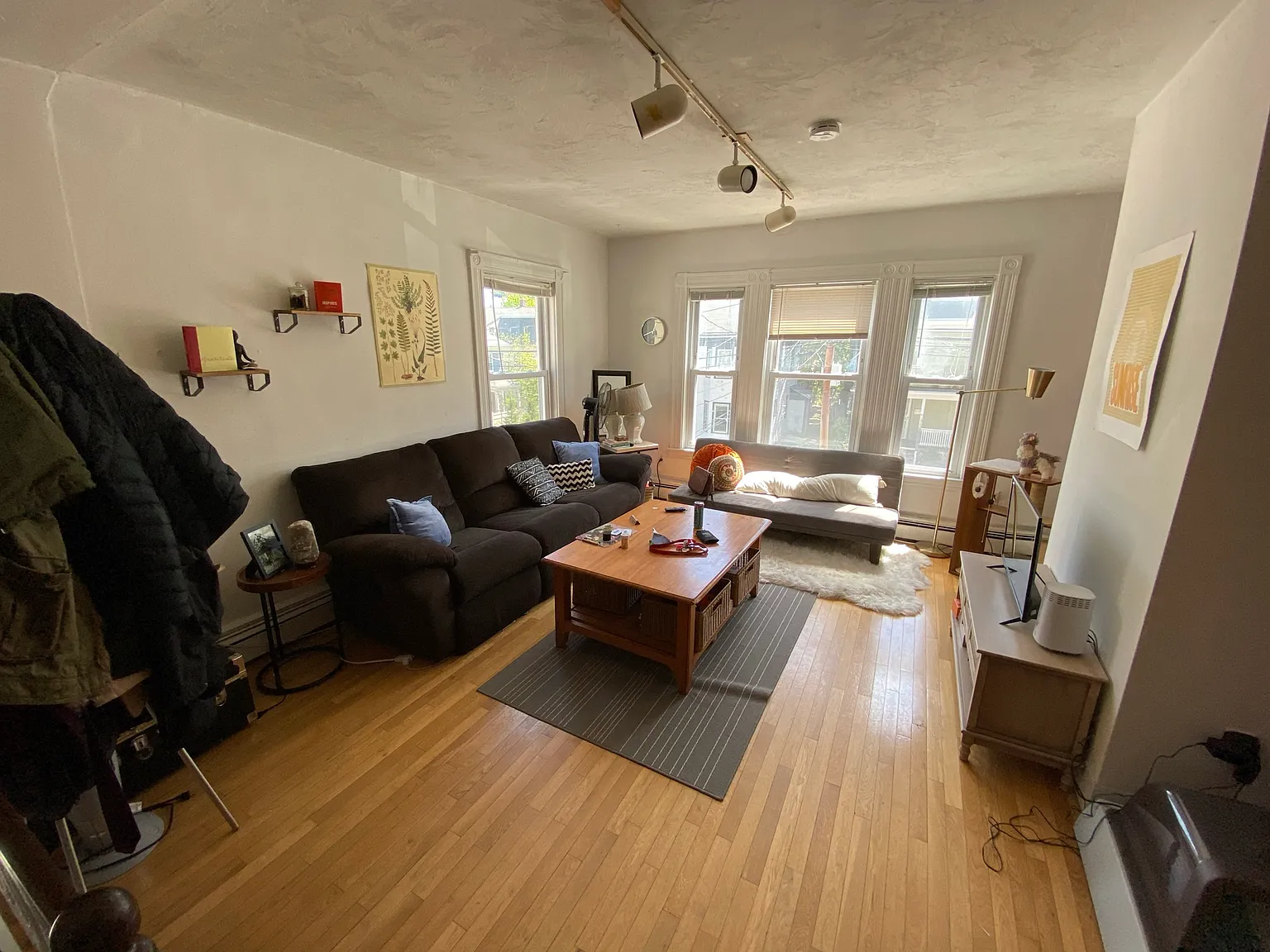 3 bed, 9999 sqft, $4,050 — Photo 2