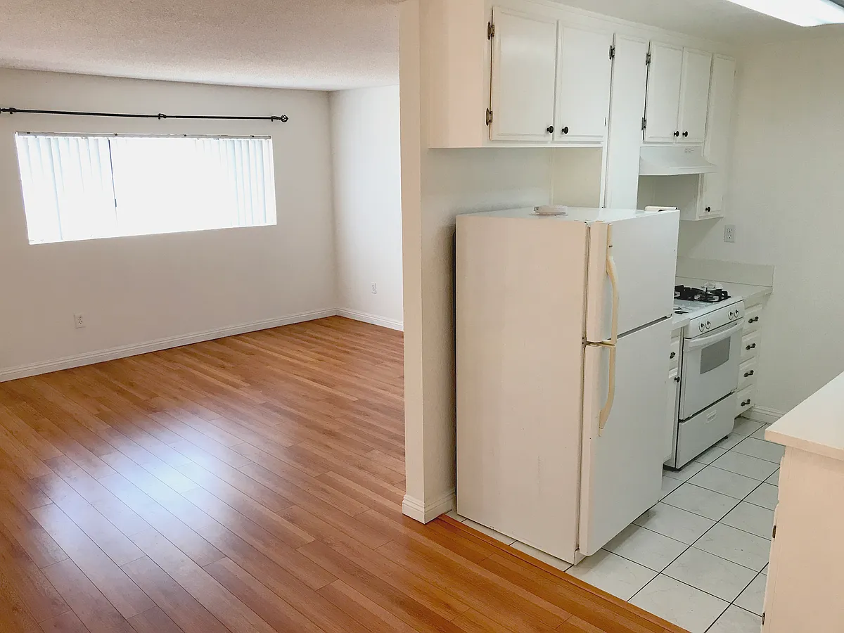 Building Photo - 583 Palm Dr #4