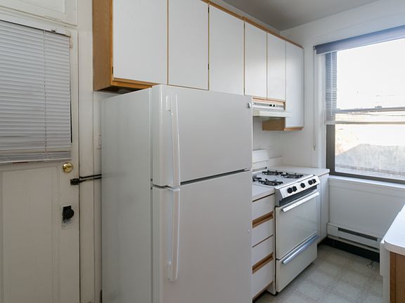 3rd image of 1321 Oak Ave APT 2B