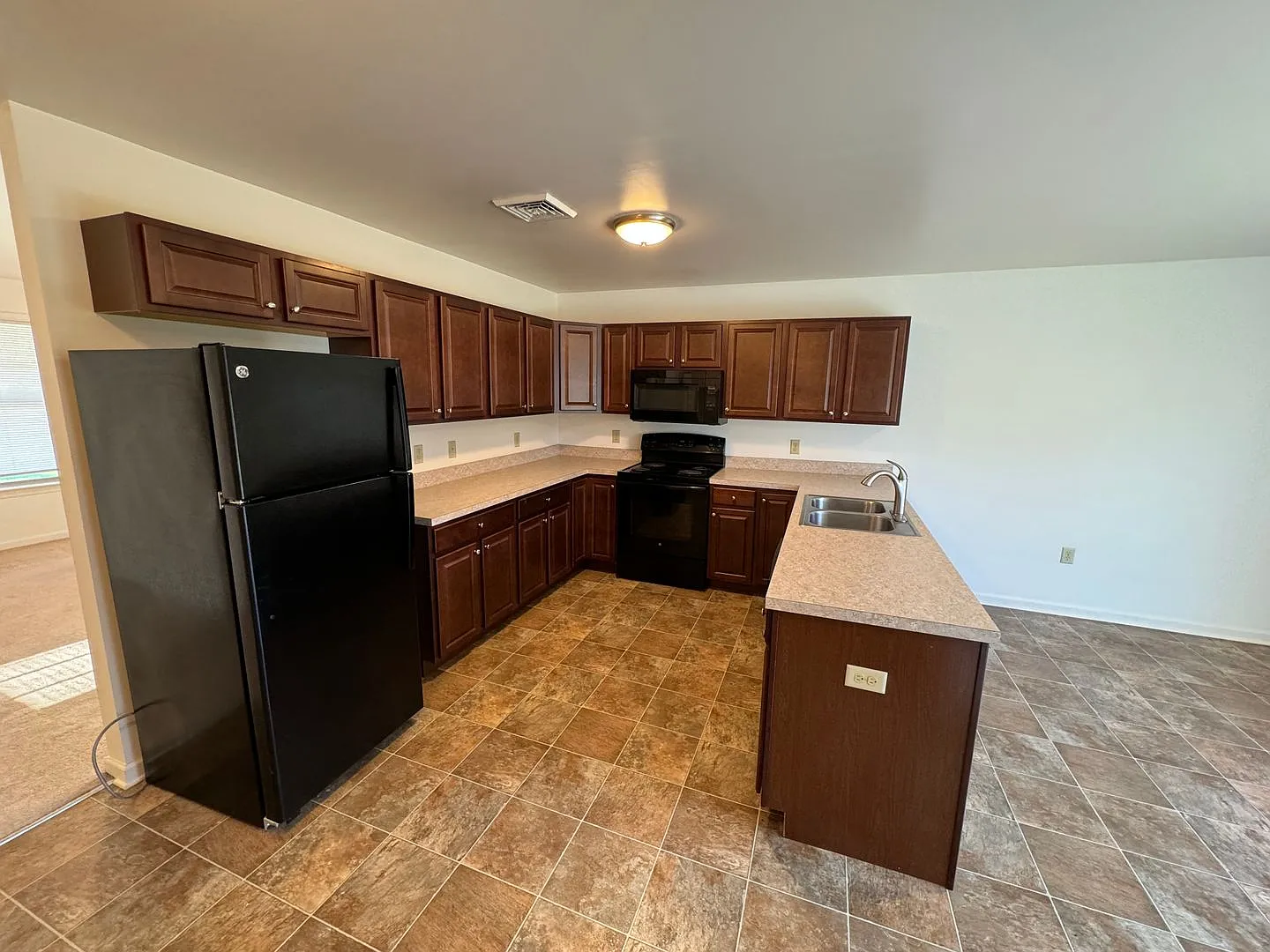 Semi Detached Townhome in New Freedom — Photo 3