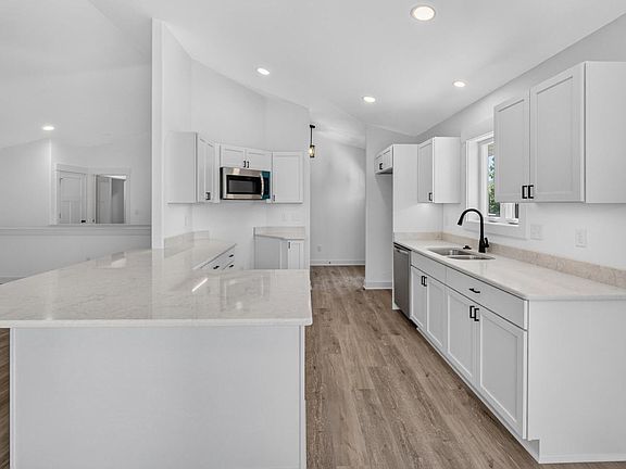 3rd image of W206N16182 Stonebrook DRIVE