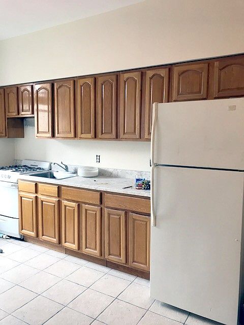 1st image of 4723 Vernon Blvd APT 2L