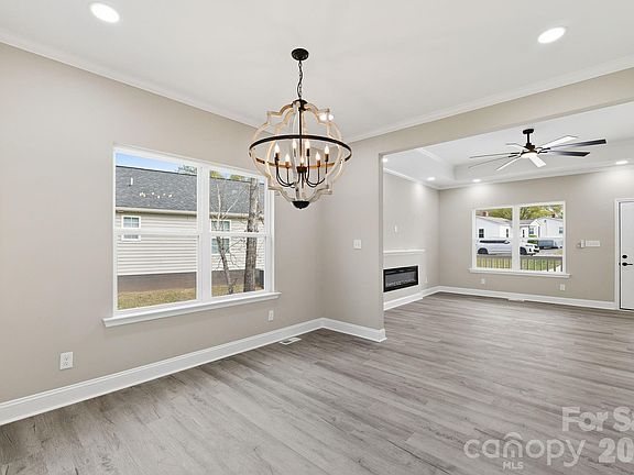 5th image of 1429 1/2 Edgewood Dr