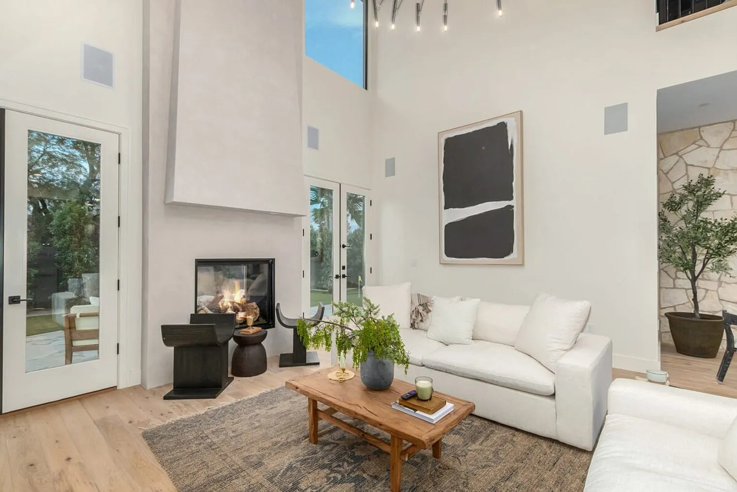 6 bed, 5.0 bath, 4036 sqft, $31,532 — Photo 1