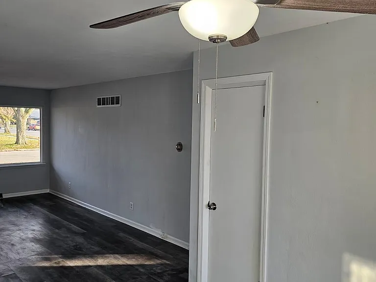 1133 Hoover St — Photo 9