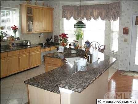 5th image of 27 Crown Cir