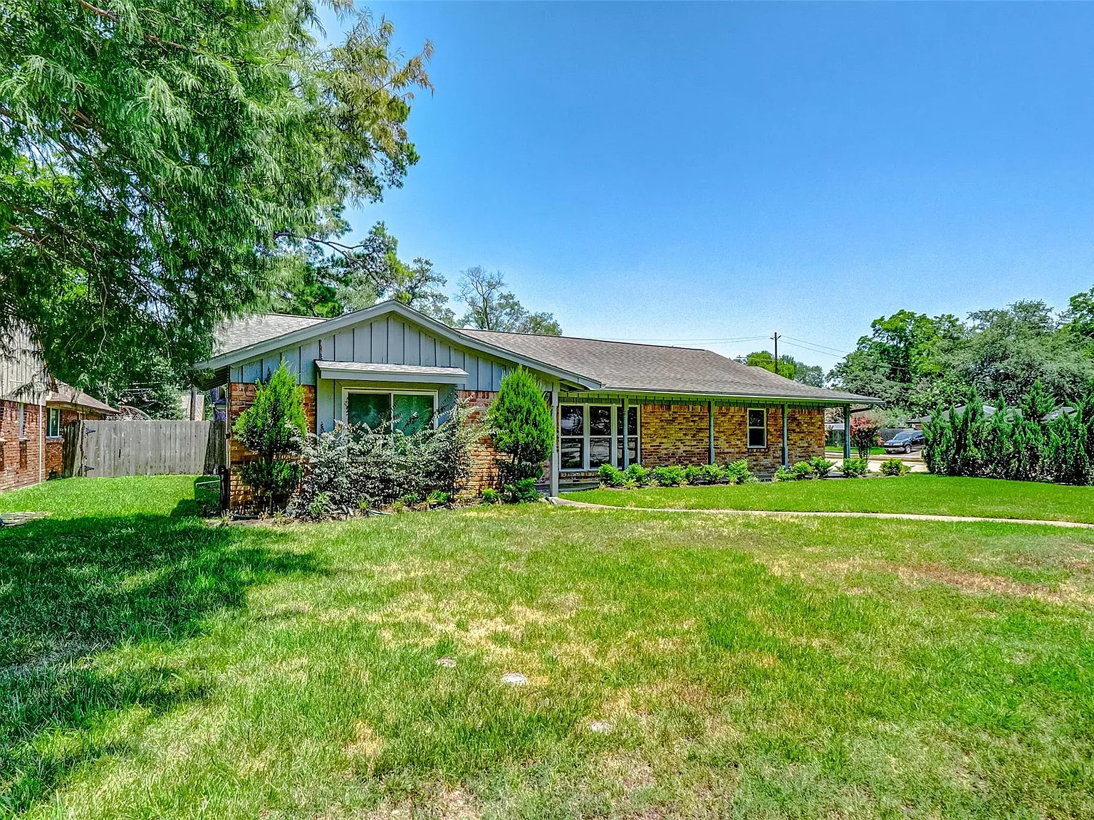 3 bed, 2.0 bath, 2014 sqft, $2,650 — Photo 1