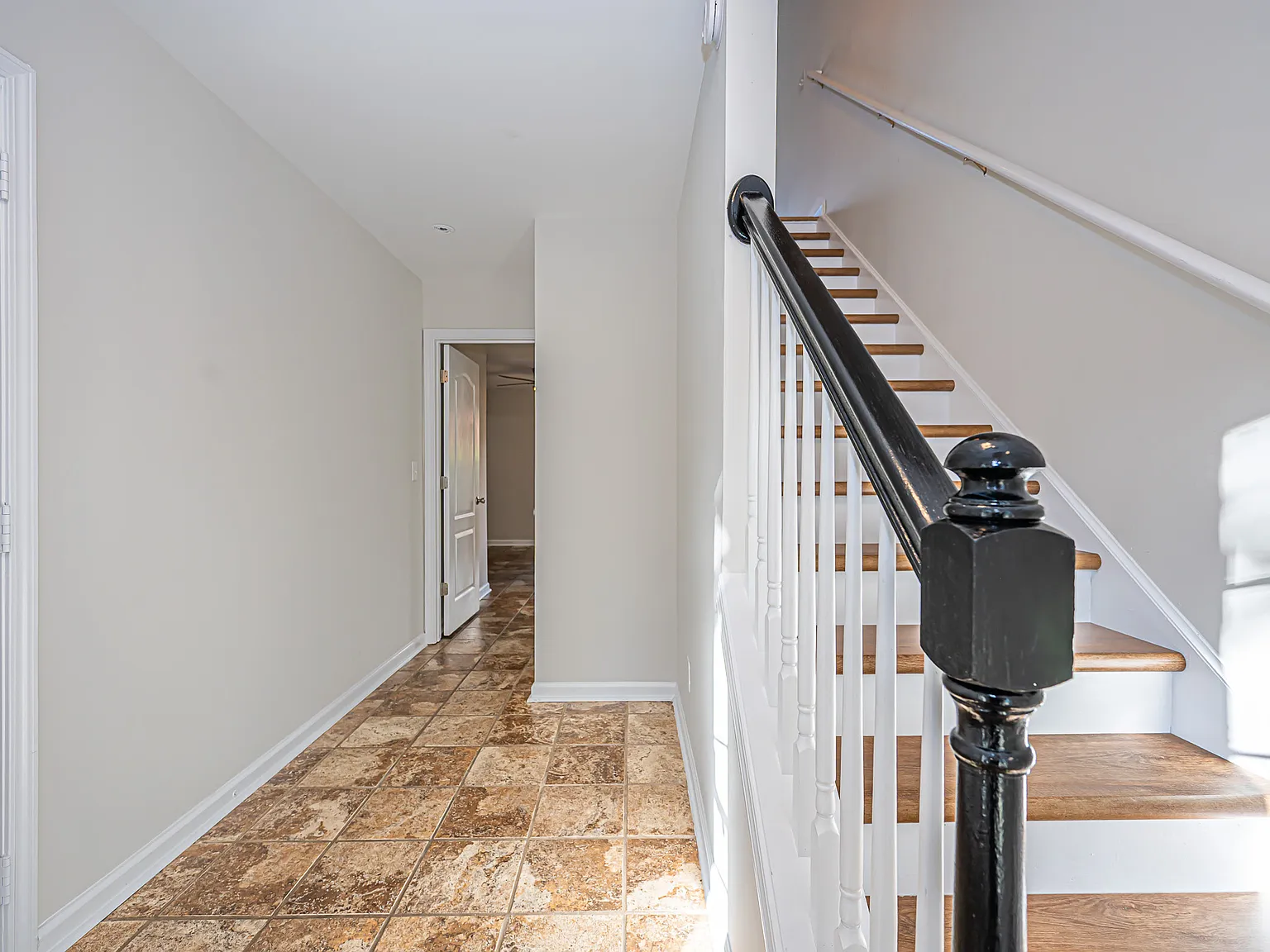3 bed, 3.5 bath, 1937 sqft, $1,950 — Photo 3