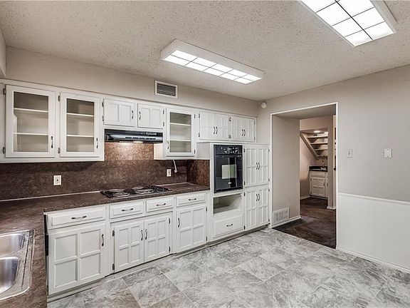 3rd image of 717 Maple Glen Dr