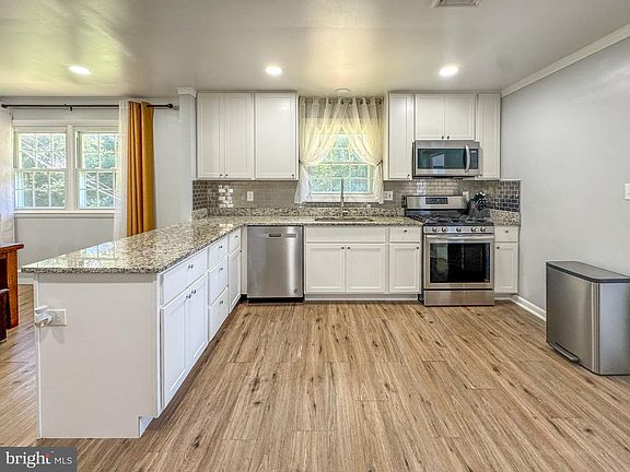 5th image of 10225 Green Clover Dr