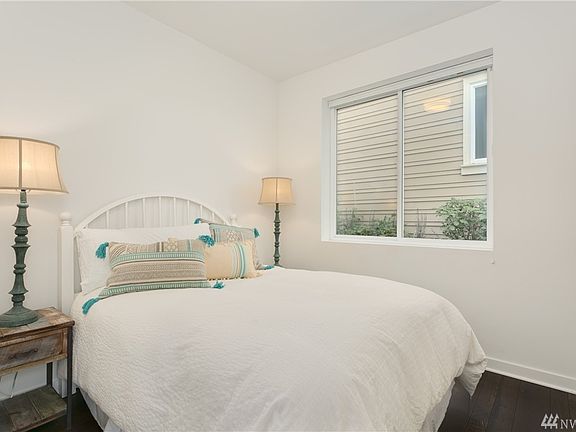 3rd image of 1015 W Crockett St