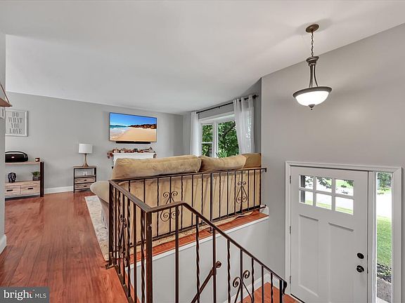 5th image of 147 Eleanor Dr