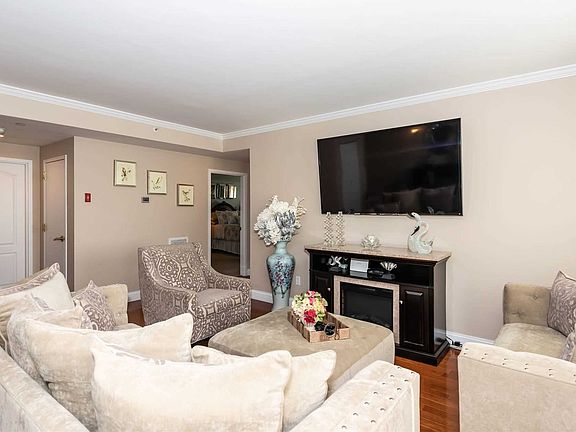 4th image of 242 Maple Ave APT 200