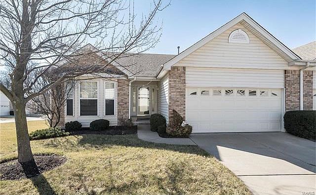 Looking for a villa with a finished walk out lower level?  This is it!  Lots of bells and whistles in this 3 bedroom, 3 bath villa located near Hwy 370 and Elm.