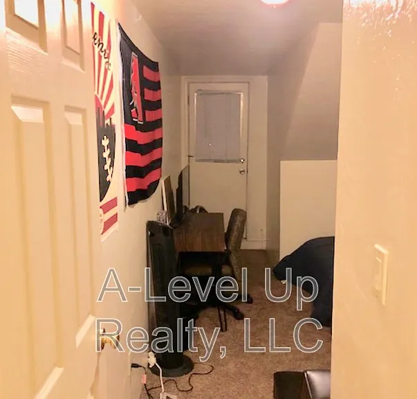 723 E 6th St — Photo 22