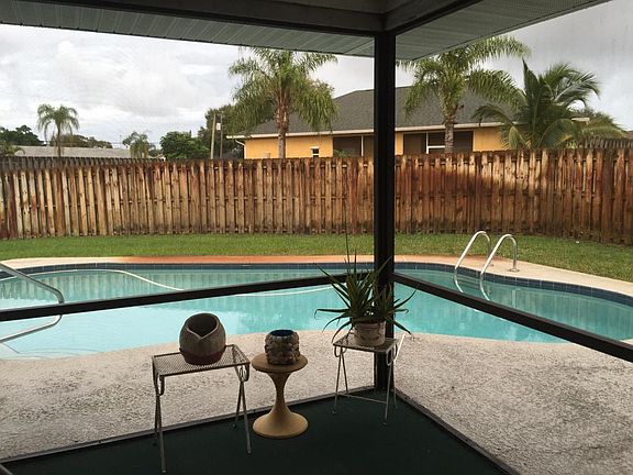 Home For Sale In Port saint lucie