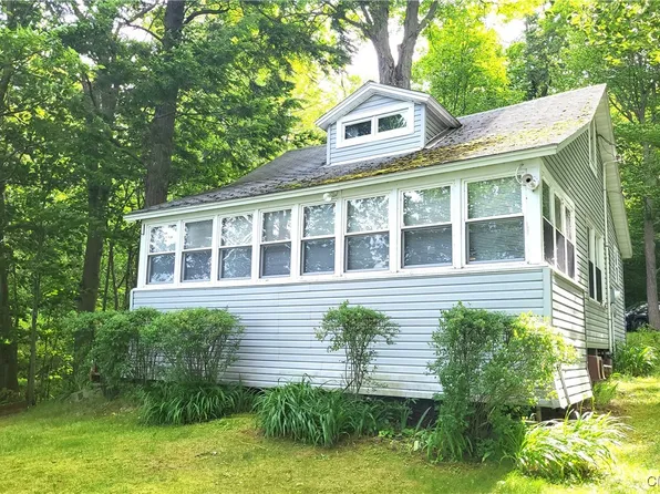 8025 Cline Shrs, Wolcott, NY 14590
