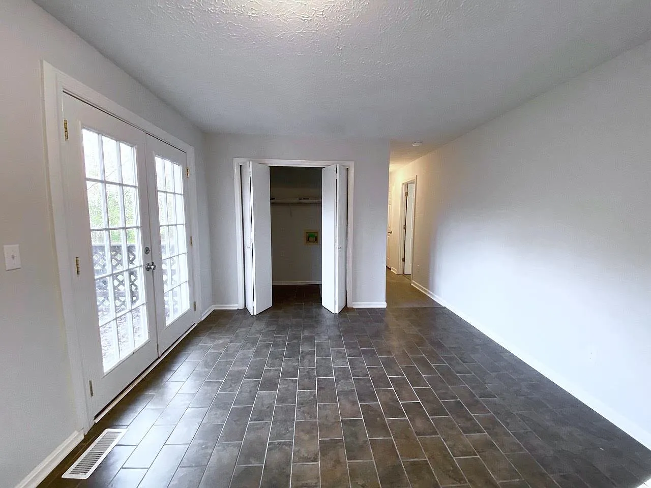 3 bed, 1200 sqft, $1,395 — Photo 2