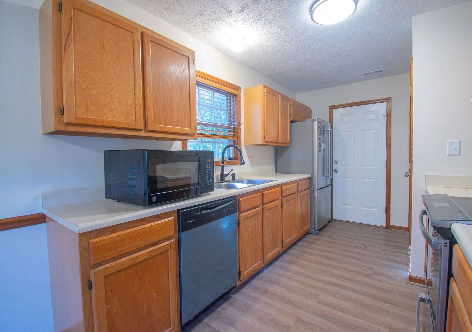 Coming Soon! 3 Bedroom 2 Bathroom - Updated Bathroom and Deck. Large Fenced Yard in a Cul-De-Sac! — Photo 3