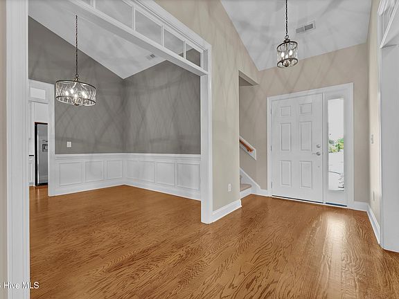 3rd image of 35 Scotlands Court