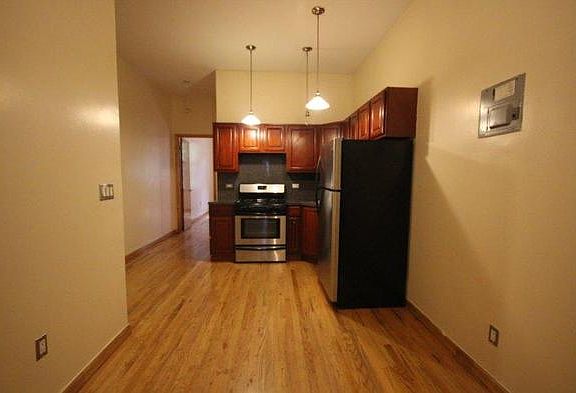 2nd image of 304 Stanhope St #L2