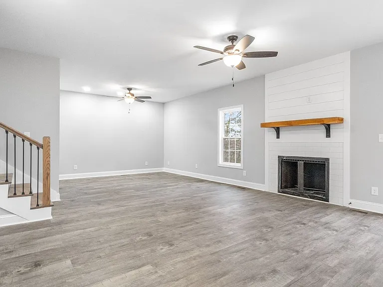 2129 Powell Rd — Photo 8