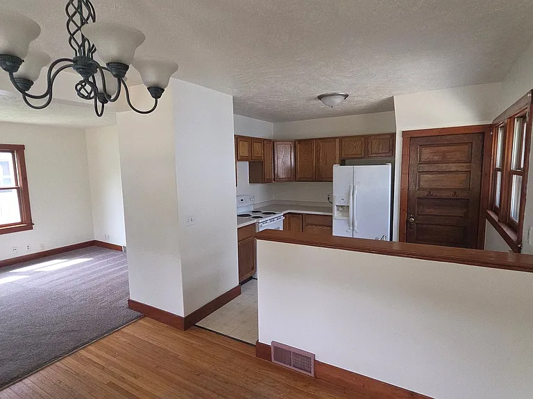 1128 W State St — Photo 12