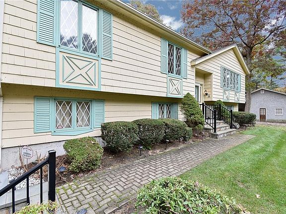 3rd image of 117 Wood Cove Dr