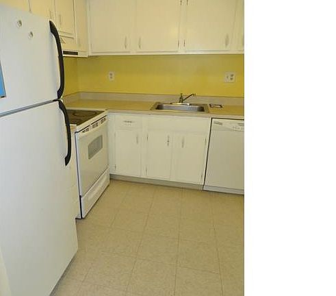 4th image of 15 Candlewood Dr